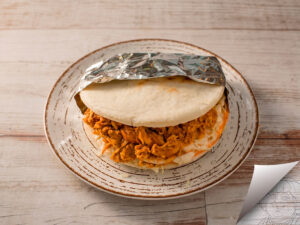 Arepa rellena de pollo desmechado