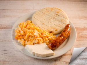 Huevos con chorizo colombiano