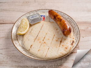 Chorizo con arepa