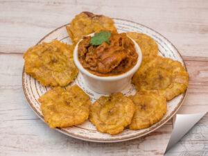 Patacón con carne desmechada